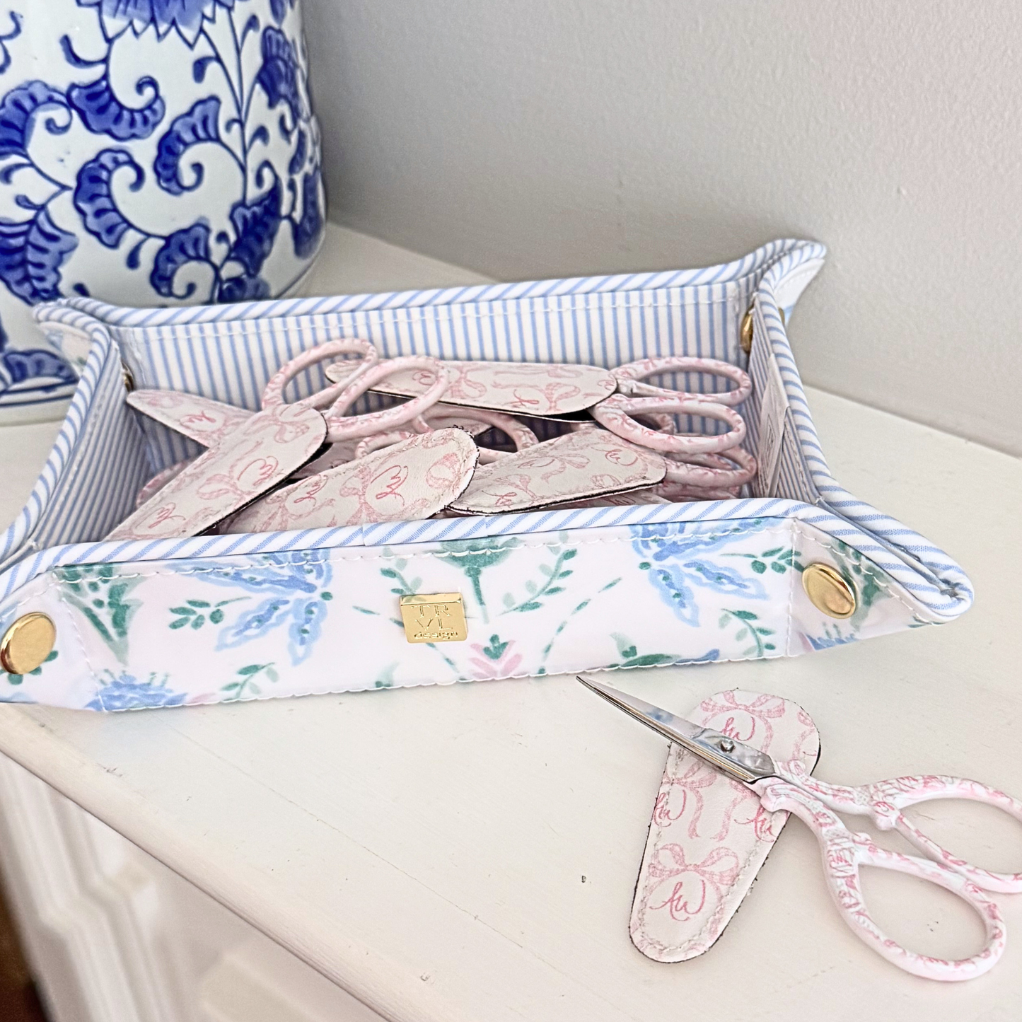 AW Needlework needlepoint scissors with protective scissors pouch