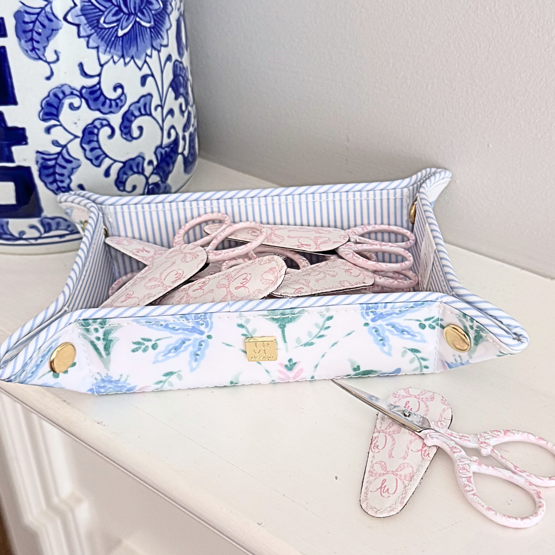 Compact needlepoint crafting scissors with blade cover for project bags